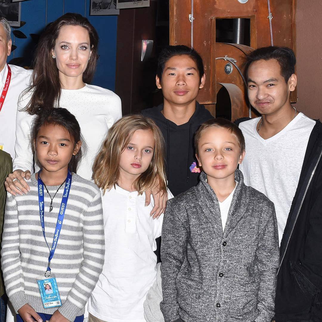 Angelina Jolie leva seis filhos a estreia de filme sobre Camboja - MoveNotícias1080 x 1080