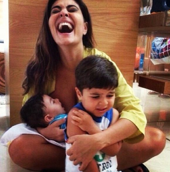 Juliana Paes com os dois filhos