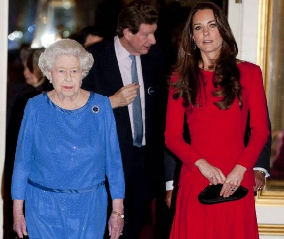 A rainha Isabel II com a duquesa de Cambridge