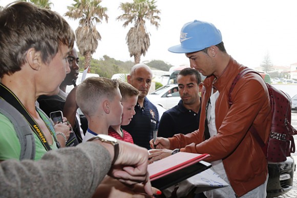 Ronaldo distribui autógrafos