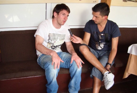 Messi a ser entrevistado por Jorge López