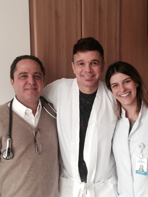 O cantor com os médicos Roberto Kalil Filho e Roberta Sareta.