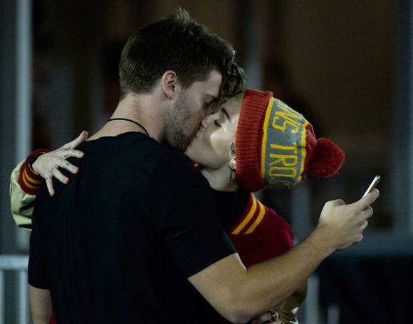 Miley e Patrick foram "apanhados" aos beijos recentemente