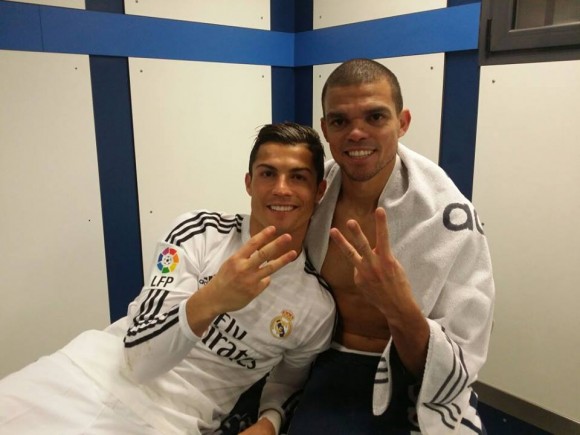 Cristiano Ronaldo festeja no fim do jogo com o colega de equipa Pepe