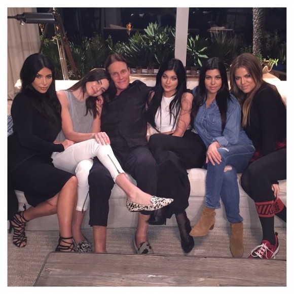 Bruce Jenner com as enteadas e as filhas