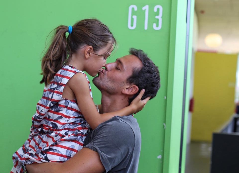 Pedro Teixeira emocionado com o 1Âº dia de escola da filha 