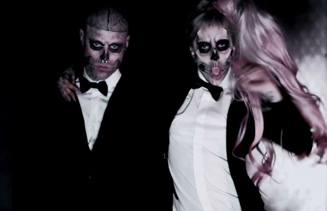 Zombie Boy e Lady Gaga no videoclip de 'Born This Way'