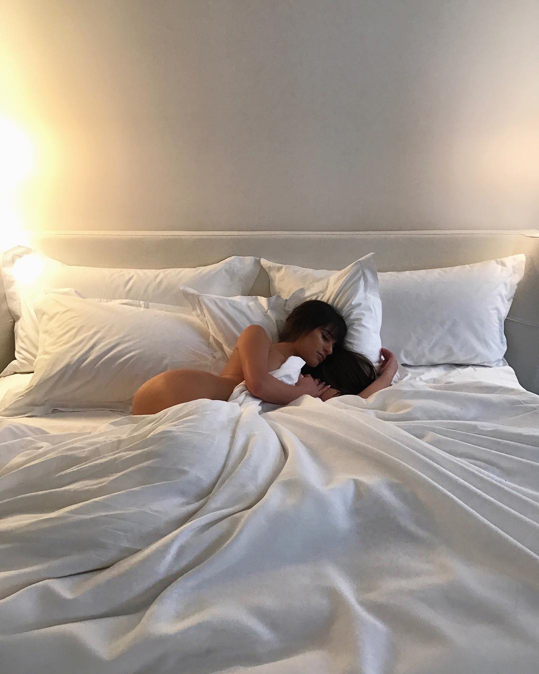 Lea Michele nua na cama