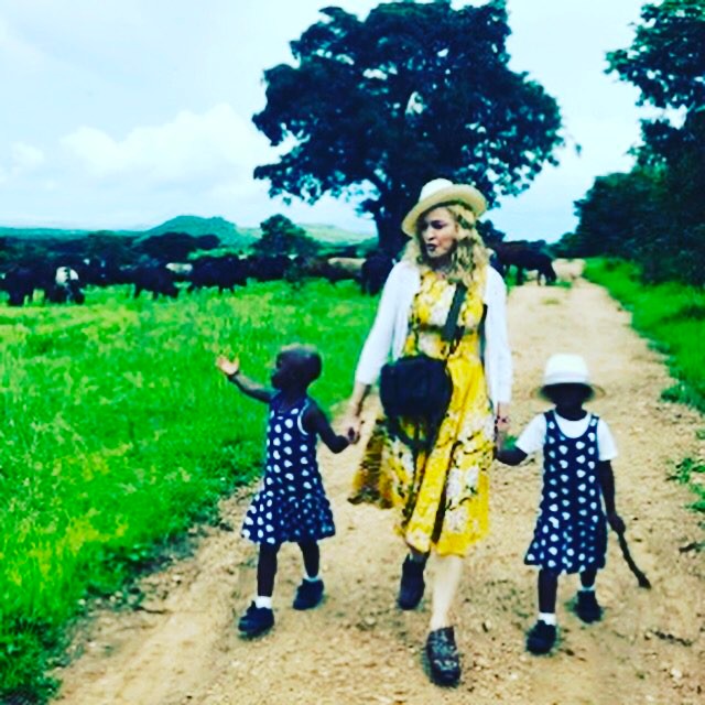 Madonna e dois filhos que adotou no Malawi