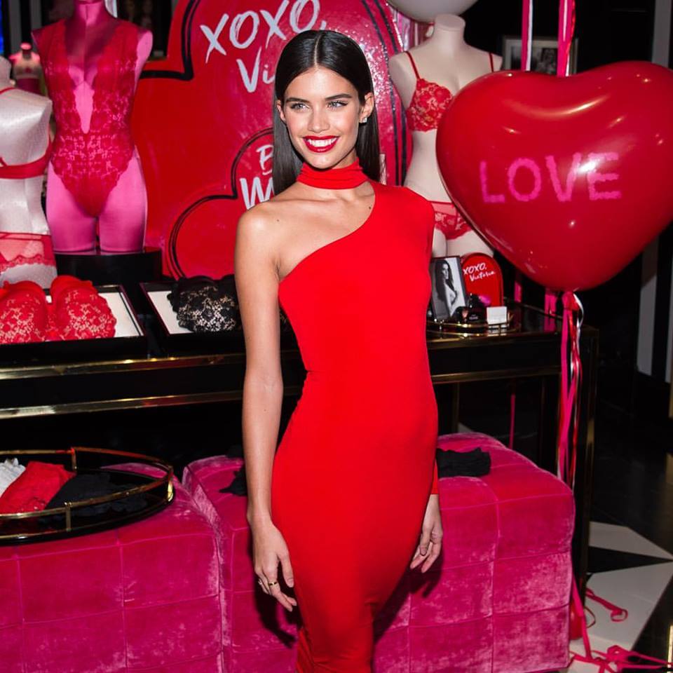 Sara Sampaio vermelho campanha Victoria's Secret Dia dos Namorados