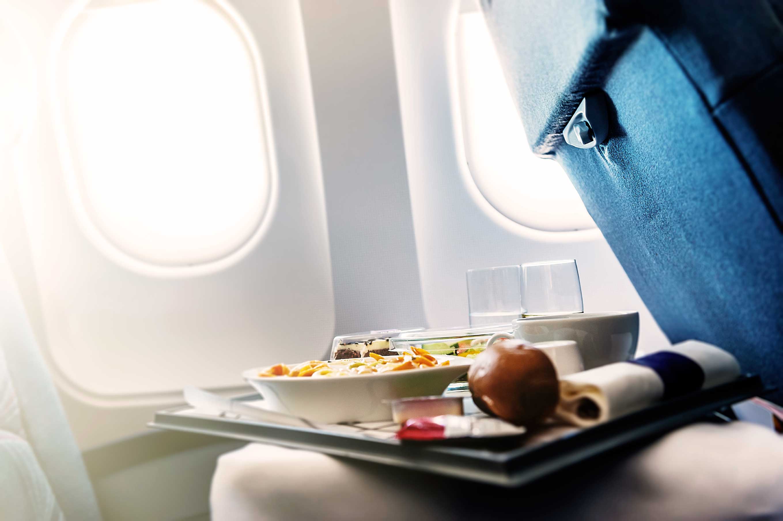 Столик в самолете. Еда в самолете. Обед в самолете. Столик в самолете бизнес класс.