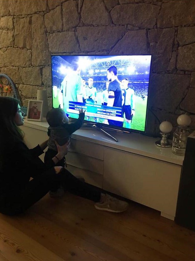 Irene Carrasco e o filho a verem jogo FC Porto com Marcano
