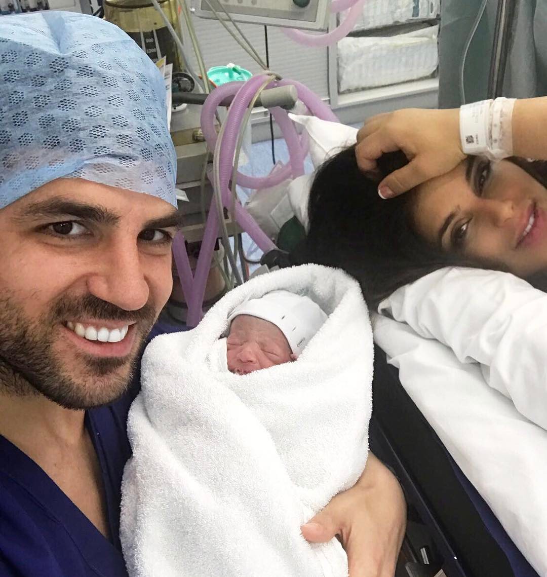 Cesc Fàbregas e Daniella Seeman com filho recém-nascido