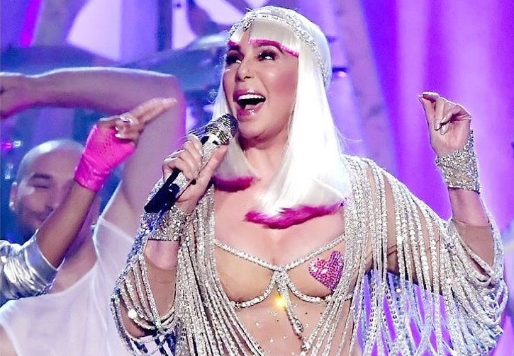 Cher mostra que é uma diva em palco aos 71 anos - MoveNotícias.