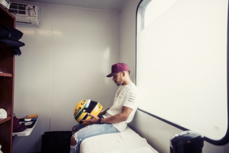 Lewis Hamilton emociona-se com presente da família de Senna - MoveNotícias