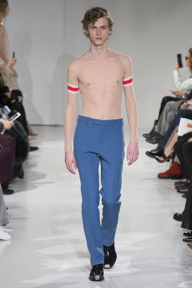 Calvin Klein leva o nude à roupa e ao extremo - MoveNotícias