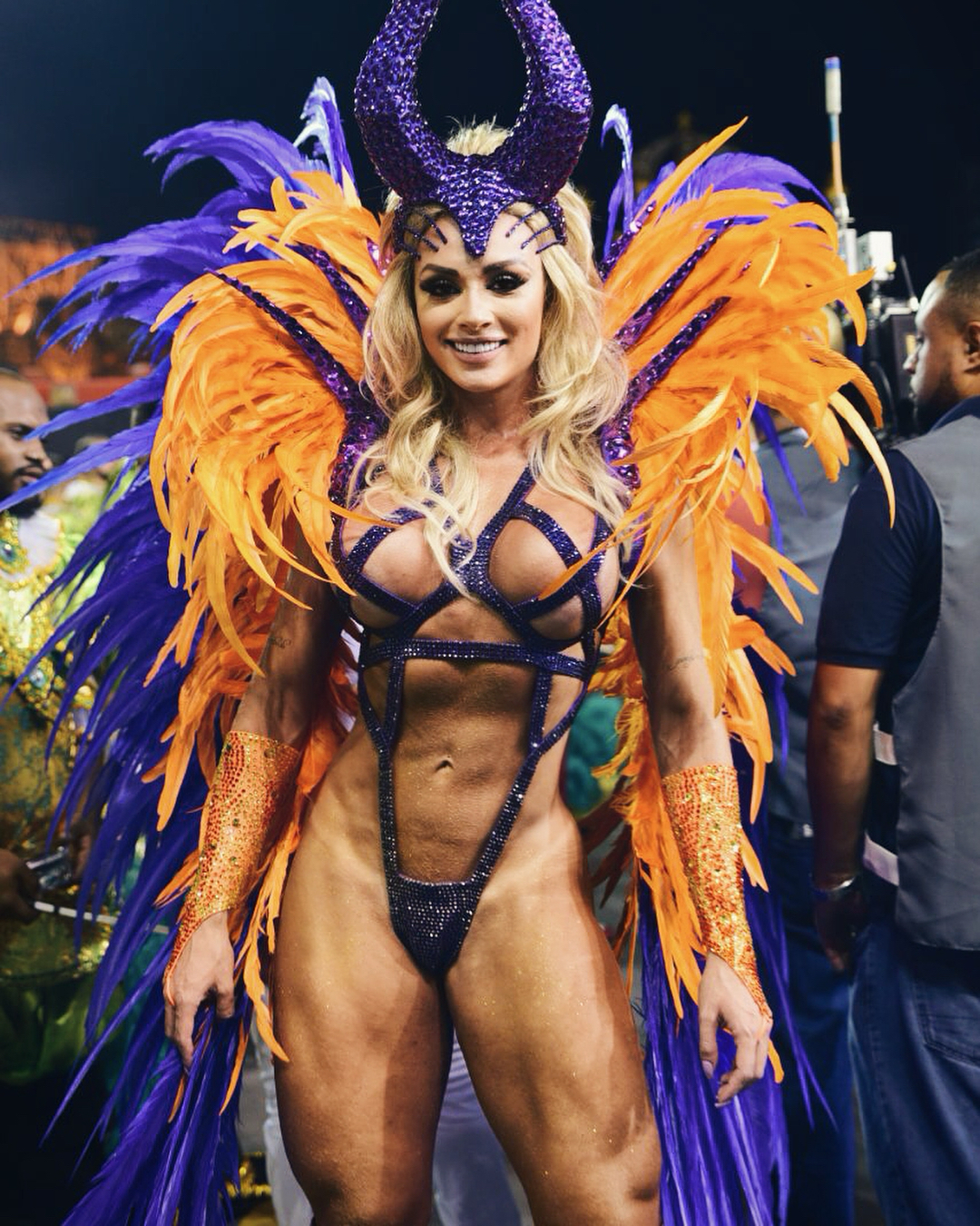 Musas do Carnaval brasileiro põem virilha musculada na moda.