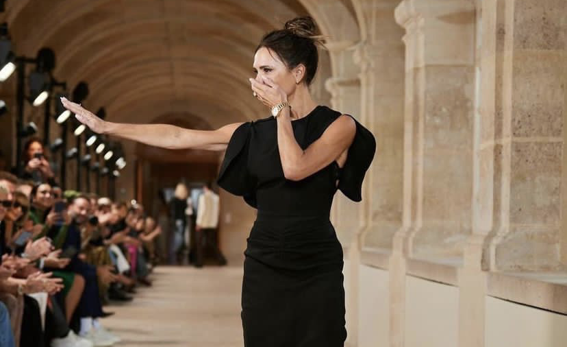 Victoria Beckham estreia-se na Semana de Moda de Paris com o apoio da  família - MoveNotícias