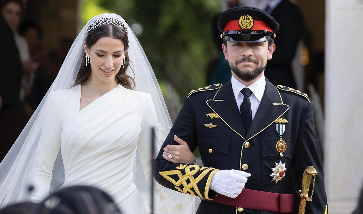 Os detalhes do vestido de noiva luxuoso da princesa da Jordânia; veja fotos  do casamento